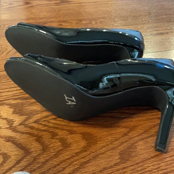 COLE HAAN BLACK PATENT LEATHER PEEP TOE HEELED PUMP. Size 6 - Picture 5 of 13